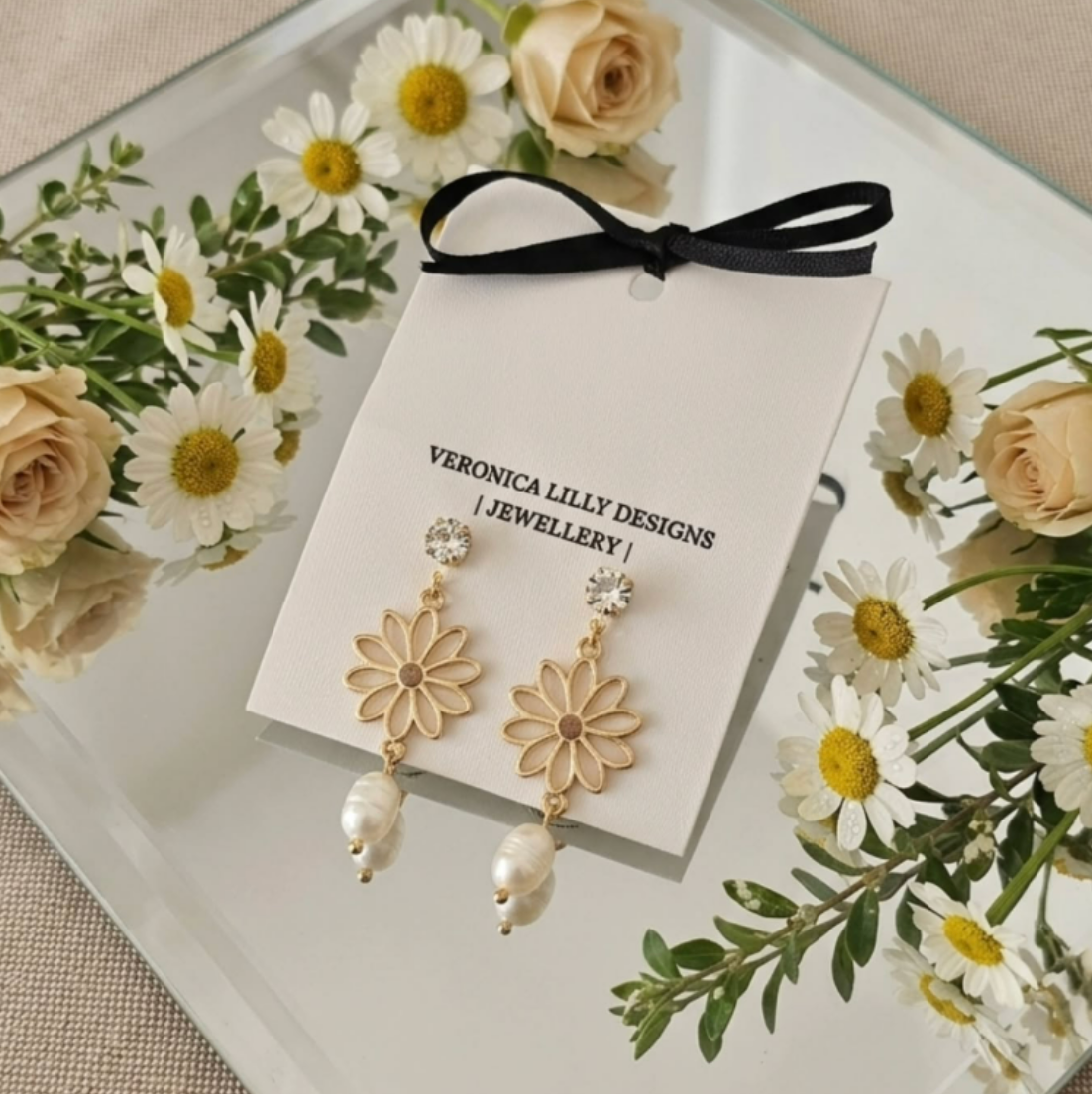 Brilliant-cut cubic zirconia stud, flower connector, freshwater pearl drop